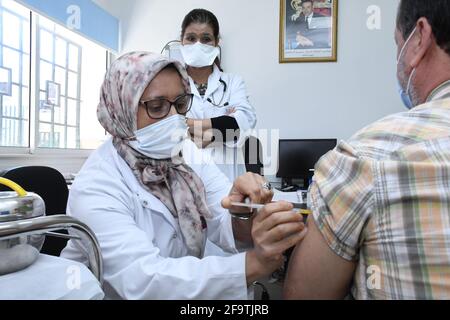 Rabat, Maroc. 20 avril 2021. Un travailleur médical administre une dose du vaccin COVID-19 à Rabat, au Maroc, le 20 avril 2021. Le nombre de cas COVID-19 au Maroc est passé à 506,669 mardi, 720 nouveaux cas ayant été enregistrés au cours des dernières 24 heures. Credit: Chadi/Xinhua/Alay Live News Banque D'Images