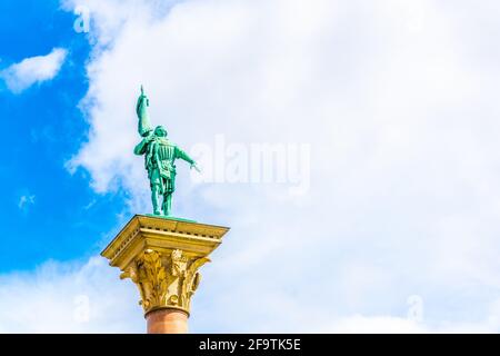 Colonne avec statue d'Engelbrekt Engelbrektsson (chef rebelle suédois et plus tard homme d'État) sur la place de l'hôtel de ville de Stockholm, en Suède. Banque D'Images