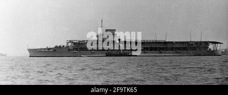 BIBLIOTHÈQUE D'IMAGES D'ÉPOQUE AJAX. MAI 1937. SPITHEAD, ANGLETERRE. - HMS COURAGEUX, LANCÉ À L'ORIGINE COMME UN BATTLE-CRUISER EN 1916, CONVERTI EN PORTE-AVIONS EN 1924, EST DEVENU UN TRANSPORTEUR DE FORMATION EN 1938, ÉTAIT PRÉSENT À L'EXAMEN DE LA FLOTTE DE COURONNEMENT À SPITHEAD LE 20 MAI 1937 POUR LE ROI GEORGE VI PREMIER NAVIRE DE GUERRE BRITANNIQUE À ÊTRE COULÉ PAR LE SOUS-MARIN ALLEMAND U-29 EN SEPTEMBRE 1939 ALORS QU'IL ÉTAIT EN PATROUILLE ANTI-SOUS-MARINE AU-DESSUS DE L'IRLANDE. PHOTO:AJAX VINTAGE PICTURE LIBRARY REF:35 24 30 Banque D'Images