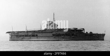 BIBLIOTHÈQUE D'IMAGES D'ÉPOQUE AJAX. MAI 1937. SPITHEAD, ANGLETERRE. - HMS COURAGEUX, LANCÉ À L'ORIGINE COMME UN BATTLE-CRUISER EN 1916, CONVERTI EN PORTE-AVIONS EN 1924, EST DEVENU UN TRANSPORTEUR DE FORMATION EN 1938, ÉTAIT PRÉSENT À L'EXAMEN DE LA FLOTTE DE COURONNEMENT À SPITHEAD LE 20 MAI 1937 POUR LE ROI GEORGE VI PREMIER NAVIRE DE GUERRE BRITANNIQUE À ÊTRE COULÉ PAR LE SOUS-MARIN ALLEMAND U-29 EN SEPTEMBRE 1939 ALORS QU'IL ÉTAIT EN PATROUILLE ANTI-SOUS-MARINE AU-DESSUS DE L'IRLANDE. PHOTO:AJAX VINTAGE PICTURE LIBRARY REF:50 19 31 Banque D'Images