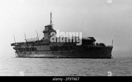 BIBLIOTHÈQUE D'IMAGES D'ÉPOQUE AJAX. MAI 1937. SPITHEAD, ANGLETERRE. - HMS COURAGEUX, LANCÉ À L'ORIGINE COMME UN BATTLE-CRUISER EN 1916, CONVERTI EN PORTE-AVIONS EN 1924, EST DEVENU UN TRANSPORTEUR DE FORMATION EN 1938, ÉTAIT PRÉSENT À L'EXAMEN DE LA FLOTTE DE COURONNEMENT À SPITHEAD LE 20 MAI 1937 POUR LE ROI GEORGE VI PREMIER NAVIRE DE GUERRE BRITANNIQUE À ÊTRE COULÉ PAR LE SOUS-MARIN ALLEMAND U-29 EN SEPTEMBRE 1939 ALORS QU'IL ÉTAIT EN PATROUILLE ANTI-SOUS-MARINE AU-DESSUS DE L'IRLANDE. PHOTO:AJAX VINTAGE PICTURE LIBRARY REF:50 21 38 Banque D'Images