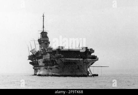 BIBLIOTHÈQUE D'IMAGES D'ÉPOQUE AJAX. MAI 1937. SPITHEAD, ANGLETERRE. - HMS COURAGEUX, LANCÉ À L'ORIGINE COMME UN BATTLE-CRUISER EN 1916, CONVERTI EN PORTE-AVIONS EN 1924, EST DEVENU UN TRANSPORTEUR DE FORMATION EN 1938, ÉTAIT PRÉSENT À L'EXAMEN DE LA FLOTTE DE COURONNEMENT À SPITHEAD LE 20 MAI 1937 POUR LE ROI GEORGE VI PREMIER NAVIRE DE GUERRE BRITANNIQUE À ÊTRE COULÉ PAR LE SOUS-MARIN ALLEMAND U-29 EN SEPTEMBRE 1939 ALORS QU'IL ÉTAIT EN PATROUILLE ANTI-SOUS-MARINE AU-DESSUS DE L'IRLANDE. PHOTO:AJAX VINTAGE PICTURE LIBRARY REF:50 22 29 Banque D'Images