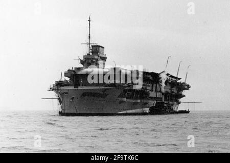 BIBLIOTHÈQUE D'IMAGES D'ÉPOQUE AJAX. MAI 1937. SPITHEAD, ANGLETERRE. - HMS COURAGEUX, LANCÉ À L'ORIGINE COMME UN BATTLE-CRUISER EN 1916, CONVERTI EN PORTE-AVIONS EN 1924, EST DEVENU UN TRANSPORTEUR DE FORMATION EN 1938, ÉTAIT PRÉSENT À L'EXAMEN DE LA FLOTTE DE COURONNEMENT À SPITHEAD LE 20 MAI 1937 POUR LE ROI GEORGE VI PREMIER NAVIRE DE GUERRE BRITANNIQUE À ÊTRE COULÉ PAR LE SOUS-MARIN ALLEMAND U-29 EN SEPTEMBRE 1939 ALORS QU'IL ÉTAIT EN PATROUILLE ANTI-SOUS-MARINE AU-DESSUS DE L'IRLANDE. PHOTO:AJAX VINTAGE PICTURE LIBRARY REF:50 23 39 Banque D'Images