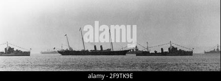 AJAXNETPHOTO. 20 MAI 1937. SPITHEAD, PORTSMOUTH, ANGLETERRE. - ROYAL YACHT - HMY VICTORIA & ALBERT III (AU CENTRE) AVEC LE ROI GEORGE VI A ENTREPRIS D'EXAMINER LES NAVIRES DE GUERRE ASSEMBLÉS À SPITHEAD POUR L'EXAMEN DE LA FLOTTE DE COURONNEMENT. PHOTO:BIBLIOTHÈQUE D'IMAGES VINTAGE AJAX. REF:37 29 40 Banque D'Images