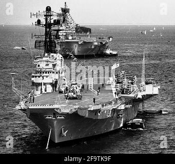 AJAXNETPHOTO. 28 JUIN 1977. SPITHEAD, PORTSMOUTH, ANGLETERRE. - LIGNE VERS L'ARRIÈRE - LES PORTE-AVIONS HMAS MELBOURNE ET HMS ARK ROYAL À L'EXAMEN DE LA FLOTTE DU JUBILÉ D'ARGENT. PHOTO:JONATHAN EASTLAND/AJAX. REF:EPS 120104 12 1 Banque D'Images