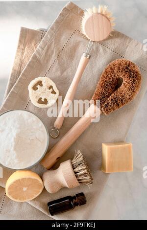 Concept de nettoyage de cuisine zéro déchet. Outils et produits de nettoyage naturels écologiques, brosses en bambou et citron avec bicarbonate de soude. Pas de plastique, style de vie écologique. Vue de dessus, plan d'appartement. Banque D'Images