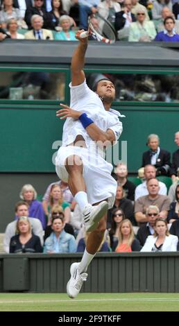 WIMBLEDON 2011. DEMI-FINALE POUR HOMMES. NOVIC DJOKOVIC JO-WILFRED TSONGA. 30/6/2011. PHOTO DAVID ASHDOWN Banque D'Images