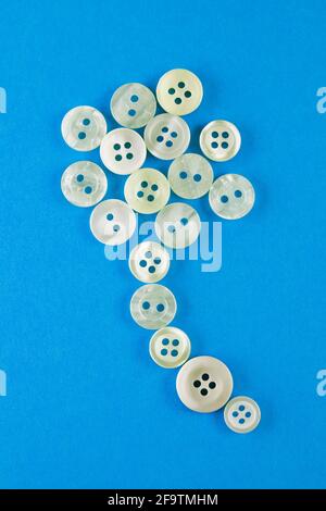 Boutons blancs sur fond bleu, divers boutons mis dans un forme de ballon