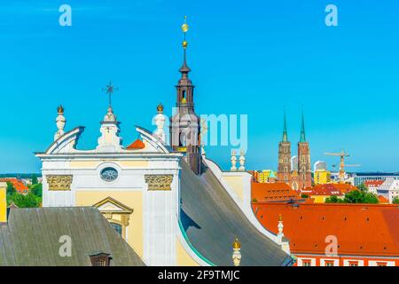 Vue aérienne de la cathédrale saint-jean-baptiste sur l'église paroissiale du nom le plus Saint de jésus à Wroclaw, Pologne Banque D'Images