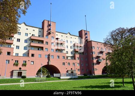 VIENNE, AUTRICHE - 13 SEPTEMBRE 2018 : Karl-Marx-Hof, un long bâtiment résidentiel dans le 19ème arrondissement (Döbling) de Vienne. Construit entre 1927 et 1930. Banque D'Images