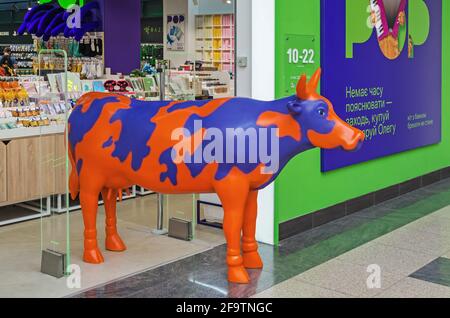 Dnipro, Ukraine - 24 août 2019 : vache comique et colorée faite de supports en plastique à l'entrée du magasin pour attirer les clients Banque D'Images