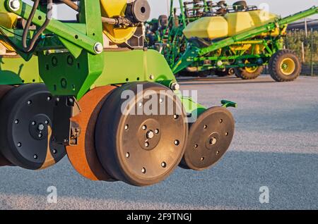 Fragment de dispositif de semoir traîné pour former des sillons pour le placement semences préparées pour les travaux saisonniers futurs et installées pour l'hiver remisage au tracteur Banque D'Images