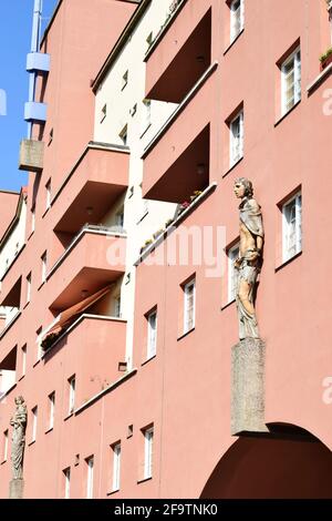 VIENNE, AUTRICHE - 13 SEPTEMBRE 2018 : Karl-Marx-Hof, un long bâtiment résidentiel dans le 19ème arrondissement (Döbling) de Vienne. Construit entre 1927 et 1930. Banque D'Images