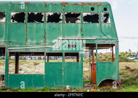 Corps en métal vert des vieux bus. Banque D'Images