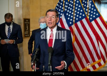 États-Unis le sénateur John Barrasso (républicain du Wyoming) fait des remarques à la suite du déjeuner des sénateurs républicains Russell Senate Office Building à Washington, DC, le mardi 20 avril 2021. Crédit : Rod Lamkey/CNP/MediaPunch Banque D'Images