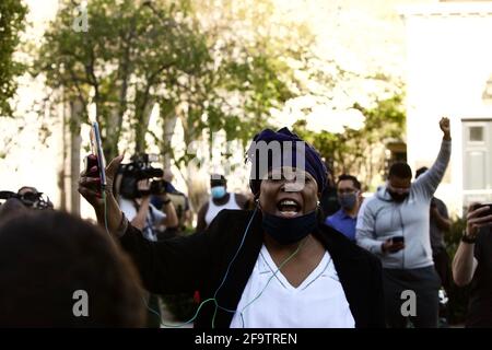 Washington, DC, Etats-Unis, 20 avril 2021. En photo : Lisa Robinson, de Washington, DC, célèbre dans Black Lives Matter Plaza, après qu'un jury de Minneapolis ait envoyé un message puissant que Black Lives a l'importance, avec la condamnation de l'ancien policier Derek Chauvin pour le meurtre de George Floyd. Crédit : Allison C Bailey/Alay Live News Banque D'Images