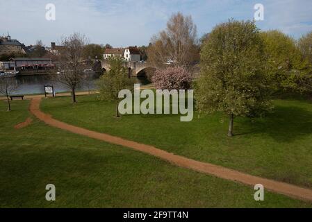 Une vue en hauteur de la Tamise à Abingdon montrant le chemin entre les arbres. Banque D'Images