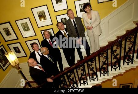 CHERIE BLAIR ÉPOUSE DE TONY BLAIR, AVRIL 2001LEADS LES LEADERS MONDIAUX DU TOURISME, (DE GAUCHE À DROITE) CESAR BALDERACCHI-PRÉSIDENT, SNAV, FRANCE / JESPER EWALD-MD, FDM TRAVEL, DANEMARK/ KOJI SHINMACHI-PRÉSIDENT, JALPAK / JAPON / RICHARD COPLAND- PRÉSIDENT, AMERICAN SOCIETY OF TRAVEL AGENT/ HORST DIETER DIETRAVEK, DIRECTEUR, PAUL MULICKERS, ALLEMAGNE, DIRECTEUR, CANADA EN HAUT DES ESCALIERS À DOWNING STREET. Banque D'Images