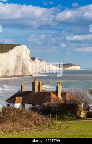 Vue sur les falaises de Seven Sisters et les cottages des garde-côtes, depuis Seaford Head, en face de la rivière Cuckmere. Seaford, Sussex, Angleterre, Royaume-Uni. Banque D'Images