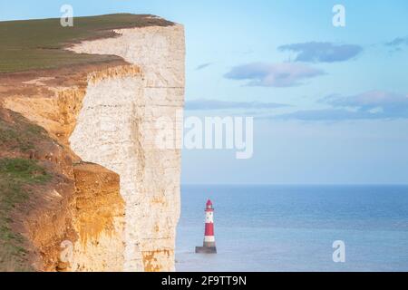 Vue sur Beachy Head et son phare. Eastbourne, East Sussex, sud de l'Angleterre. Banque D'Images