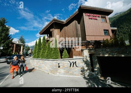 Couple adulte devant l'hôtel Accor Mercure à Centre de Chamonix Banque D'Images