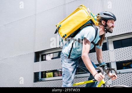 Homme qui travaille à la livraison de nourriture par messagerie à grande vitesse dans la ville. Banque D'Images