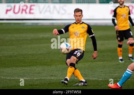 Newport, Royaume-Uni. 20 avril 2021. Mickey Demetriou, de Newport County, en action EFL football League Two Match, Newport County v Crawley Town, Rodney Parade, Newport, pays de Galles, le mardi 20 avril 2021. Cette image ne peut être utilisée qu'à des fins éditoriales. Utilisation éditoriale uniquement, licence requise pour une utilisation commerciale. Aucune utilisation dans les Paris, les jeux ou les publications d'un seul club/ligue/joueur. photo de Lewis Mitchell/Andrew Orchard sports Photography/Alamy Live News crédit: Andrew Orchard sports Photography/Alamy Live News Banque D'Images