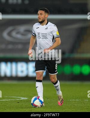 Liberty Stadium, Swansea, Glamorgan, Royaume-Uni. 20 avril 2021. Championnat de football américain de la Ligue anglaise de football, Swansea City versus Queens Park Rangers; Matt Grimes de Swansea City apporte le ballon en avant Credit: Action plus Sports/Alamy Live News Banque D'Images