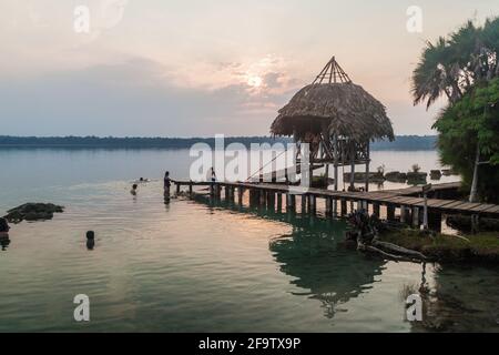 LAGUNA LACHUA, GUATEMALA - 17 MARS 2016: Les gens aiment se baigner dans le lac de Laguna Lachua, Guatemala Banque D'Images