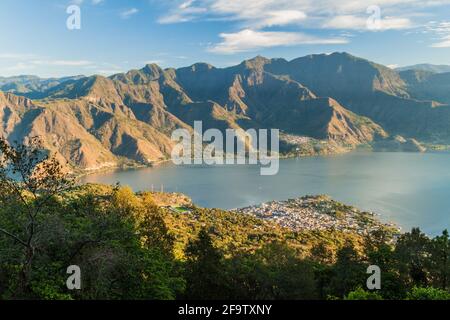 Lac Atitlan au Guatemala. Le village le plus proche est San Pedro, photo prise du volcan San Pedro. Banque D'Images