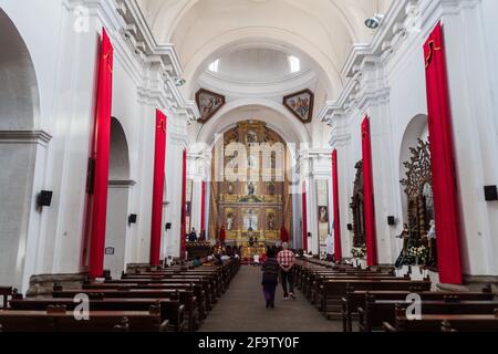 ANTIGUA, GUATEMALA - 26 MARS 2016 : intérieur de l'église de San Francisco dans la ville d'Antigua Guatemala, Guatemala. Banque D'Images