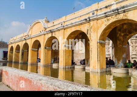 ANTIGUA, GUATEMALA - 26 MARS 2016 : arches d'un lavoir public sur la place Tanque la Union dans la ville d'Antigua Guatemala, Guatemala. Banque D'Images