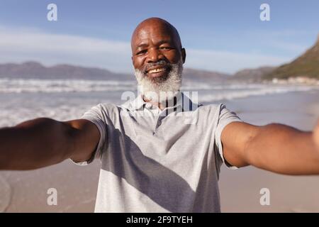 Portrait d'un homme afro-américain prenant un selfie sur le plage Banque D'Images