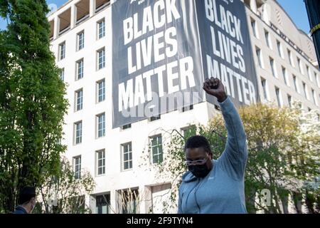 Une femme lève son poing alors que les gens réagissent au verdict du procès de l'ancien policier du Minnesota Derek Chauvin à Black Lives Matter Plaza, sur la 16e rue NW à Washington, DC, le mardi 20 avril 2021. Derek Chauvin a été reconnu coupable des trois chefs d'accusation du meurtre de George Floyd. Crédit : Rod Lamkey/CNP | utilisation dans le monde entier Banque D'Images