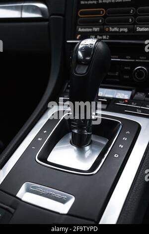 Un Gear Stick automatique à l'intérieur de la Porsche Cayman GTS 2015 Avec console centrale noir brillant avec commande de climatisation Banque D'Images