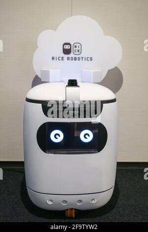 Tokyo, Japon. 20 avril 2021. RICE, un robot autonome de livraison intérieur développé par Rice Robotics de Hong Kong, est en opération pour la première fois au Japon. Le 20 avril 2021, en coopération avec Seven-Eleven Japon, Aslatech, Et Softbank, une expérience de démonstration pour livrer des produits à la Tour de bureau Takeshiba de Tokyo Port City, a été dévoilée le 20 avril 2021 à Tokyo, au Japon. (Photo de Kazuki Oishi/Sipa USA) crédit: SIPA USA/Alay Live News Banque D'Images