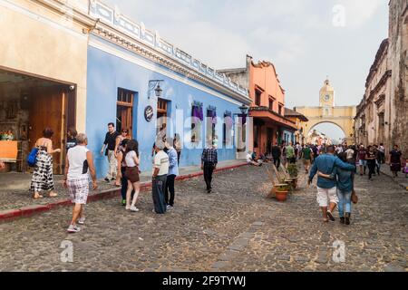 ANTIGUA, GUATEMALA - 26 MARS 2016 : foules dans la rue d'Antigua Guatemala, Guatemala. Arche de Santa Catalina visible. Banque D'Images