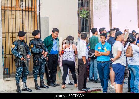 ANTIGUA, GUATEMALA - 26 MARS 2016 : des soldats armés patrouillent pendant la procession le samedi noir à Antigua Guatemala, au Guatemala. Banque D'Images