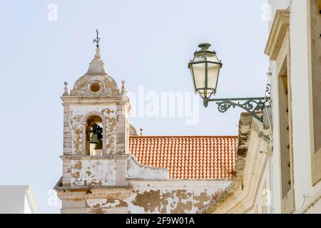 Clocher d'Igreja da Santa Maria, église de Santa Maria à Infante Dom Henrique Square, Lagos, ville historique de l'Algarve, sud-ouest du Portugal Banque D'Images