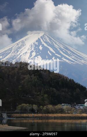 Mont Fuji à kawaguchiko vue sur le lac dans le ciel de jour. Banque D'Images