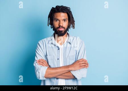 Portrait de beau contenu attrayant gars portant Jean chemise plié bras isolés sur fond bleu vif Banque D'Images