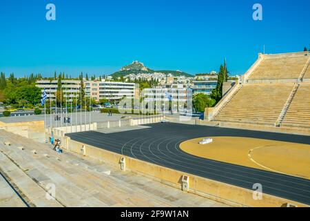 ATHÈNES, GRÈCE, 10 DÉCEMBRE 2015 : vue sur une petite place en face du stade panathénaïque ou kallimarmaro à Athènes avec la colline lycabetus à backgro Banque D'Images