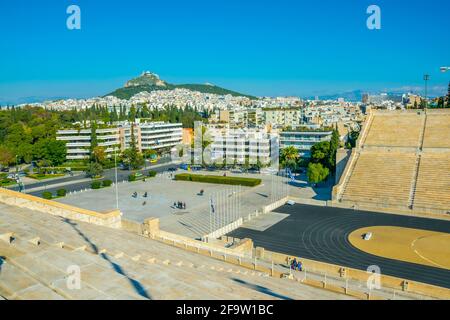 ATHÈNES, GRÈCE, 10 DÉCEMBRE 2015 : vue sur une petite place en face du stade panathénaïque ou kallimarmaro à Athènes avec la colline lycabetus à backgro Banque D'Images