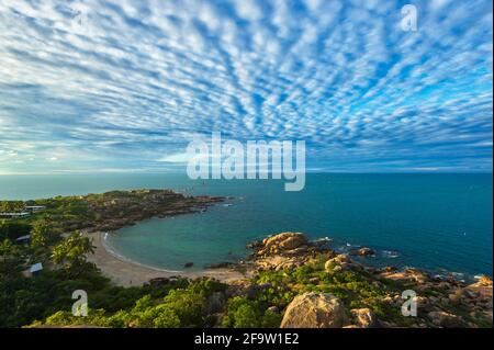 Spectaculaire ciel de maquereau au-dessus de Horseshoe Bay, Bowen, Queensland, Queensland, Australie Banque D'Images