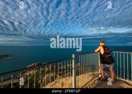 Personne regardant l'incroyable ciel de maquereau au-dessus de la mer à Horseshoe Bay Rotary Lookout, Bowen, Queensland, QLD, Australie Banque D'Images