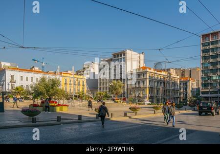 ATHÈNES, GRÈCE, 10 DÉCEMBRE 2015 : les gens passent la place omonia à Athènes Banque D'Images