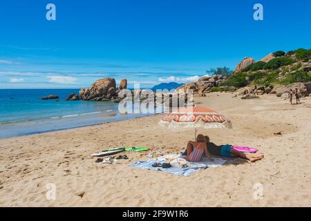 Les personnes se détendant sur la plage de Horseshoe Bay, Bowen, Queensland, Queensland, Australie Banque D'Images