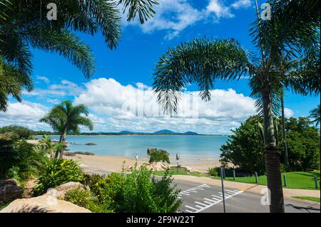 Vue panoramique sur la plage de Queens Bay à Horseshoe Bay, Bowen, Queensland, Queensland, Australie Banque D'Images