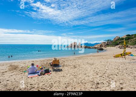 Les personnes se détendant sur la plage de Horseshoe Bay, Bowen, Queensland, Queensland, Australie Banque D'Images