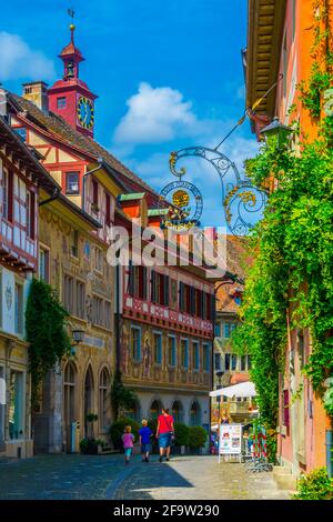 STEIN AM RHEIN, SUISSE, 23 JUILLET 2016 : vue sur la rue principale de la ville de Stein am Rhein en Suisse. Banque D'Images